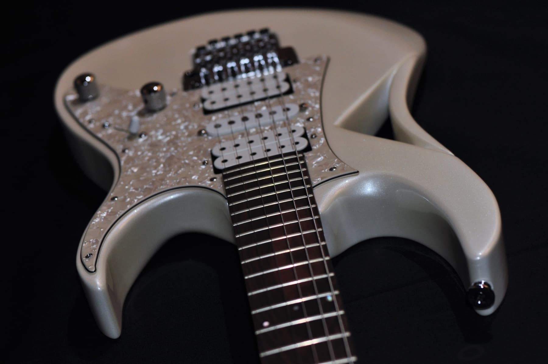 A frente da guitarra com o escudo de madrepérola