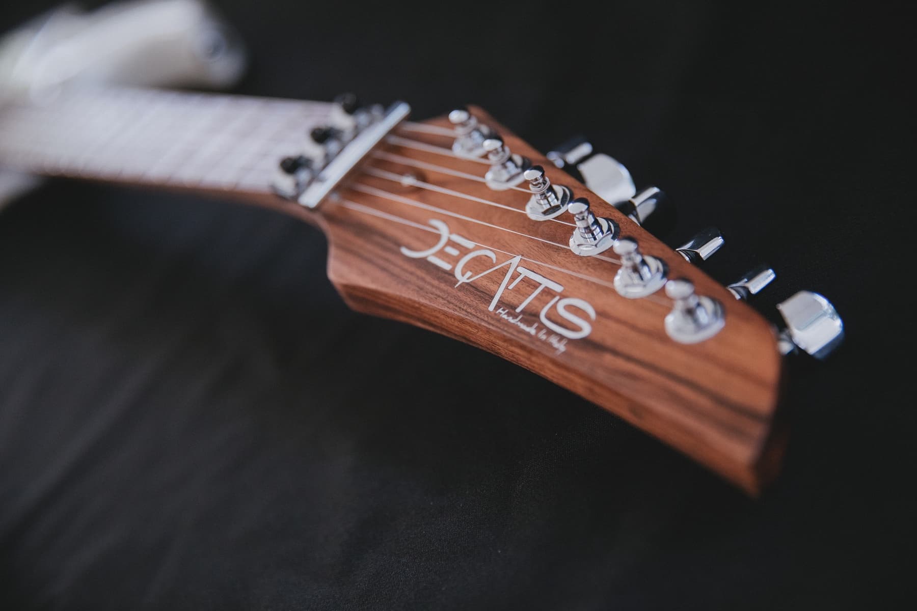 O headstock de jacarandá-da-Bahia com a marca