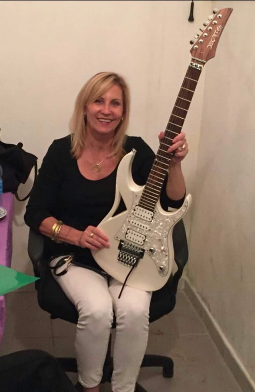 Pia Vai sentada com a Modern Primitive nas mãos, no dia da entrega