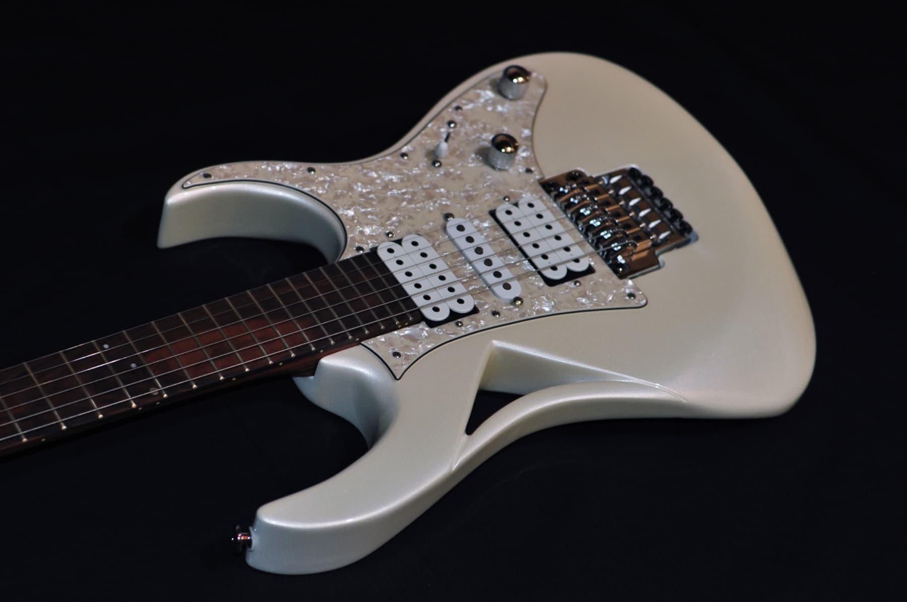 A guitarra vista de cima, corpo e braço