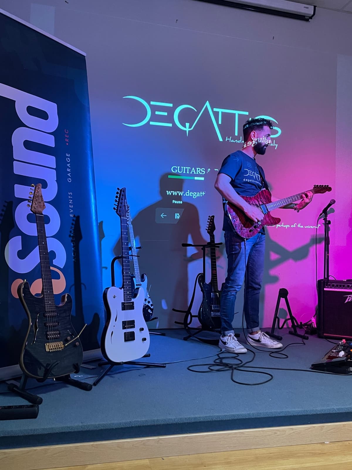 Un partecipante prova una chitarra De Gattis sul palco